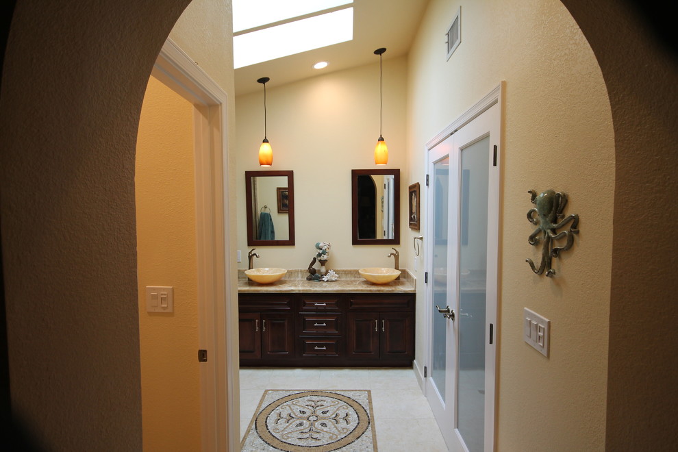 Foto di una stanza da bagno padronale design con ante con bugna sagomata, ante in legno scuro, doccia alcova, piastrelle multicolore, pareti beige, lavabo a bacinella e top in granito
