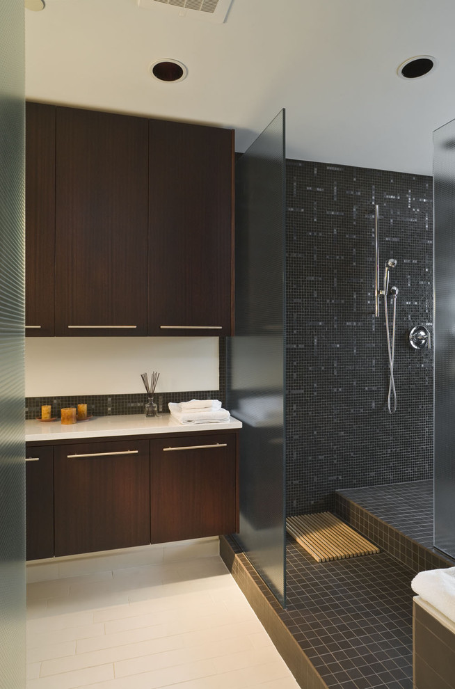 Idée de décoration pour une salle de bain design avec mosaïque, une douche ouverte et aucune cabine.