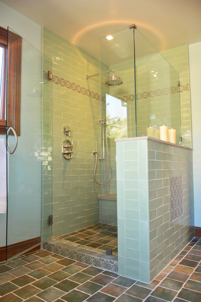 Exempel på ett mellanstort medelhavsstil en-suite badrum, med luckor med infälld panel, grå skåp, en hörndusch, en toalettstol med separat cisternkåpa, grön kakel, keramikplattor, blå väggar, klinkergolv i keramik, ett undermonterad handfat, bänkskiva i kvarts och dusch med gångjärnsdörr