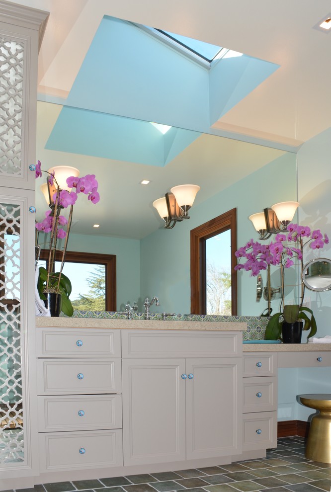 Стильный дизайн: главная ванная комната среднего размера в средиземноморском стиле с фасадами с утопленной филенкой, серыми фасадами, угловым душем, раздельным унитазом, зеленой плиткой, керамической плиткой, синими стенами, полом из керамической плитки, столешницей из искусственного кварца, зеленым полом, душем с распашными дверями и врезной раковиной - последний тренд