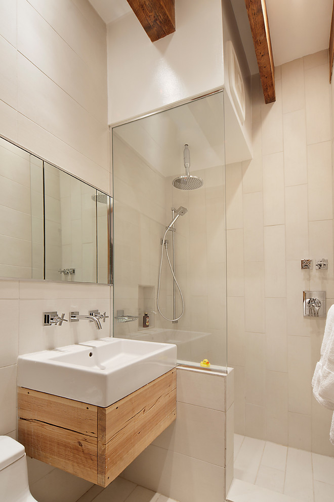 Idée de décoration pour une salle de bain principale urbaine en bois clair de taille moyenne avec une vasque, un placard à porte plane, une douche ouverte, WC à poser, un carrelage beige, des carreaux de porcelaine, un mur blanc, un sol en carrelage de céramique et aucune cabine.