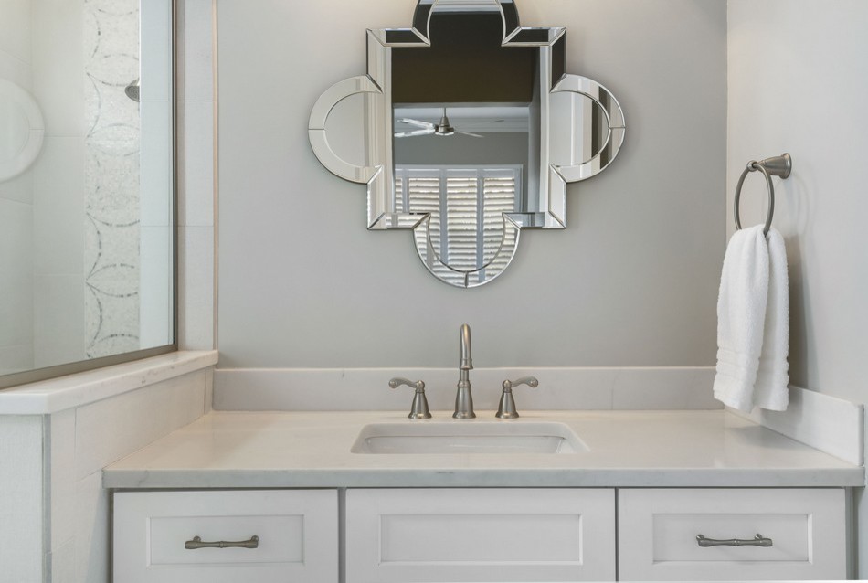 Inspiration för mellanstora klassiska flerfärgat badrum med dusch, med skåp i shakerstil, vita skåp, grå väggar, ett undermonterad handfat och marmorbänkskiva