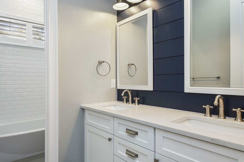 Idéer för ett mellanstort maritimt flerfärgad badrum för barn, med skåp i shakerstil, vita skåp, vit kakel, blå väggar, ett undermonterad handfat och marmorbänkskiva