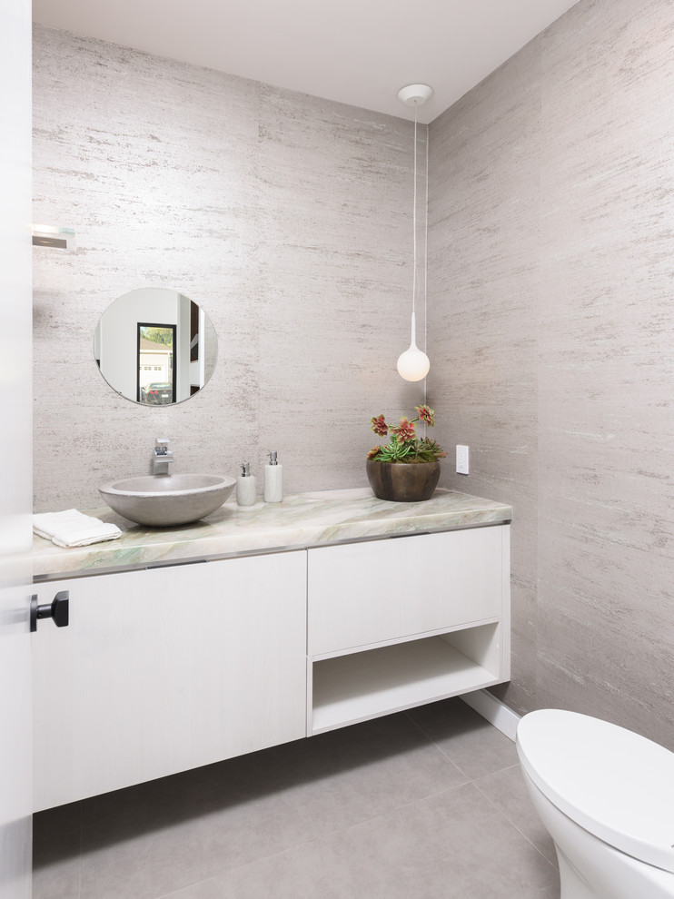 Foto de cuarto de baño minimalista de tamaño medio con paredes grises, suelo de cemento, aseo y ducha, lavabo sobreencimera y encimera de mármol