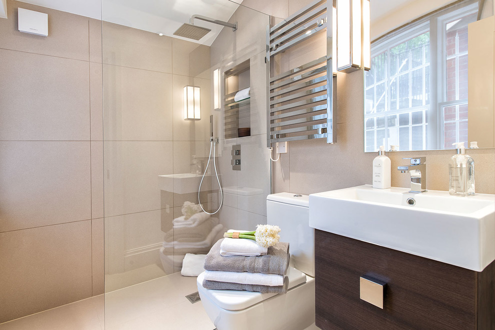 На фото: ванная комната в современном стиле с плоскими фасадами, темными деревянными фасадами, душем в нише, раздельным унитазом, бежевой плиткой, бежевыми стенами, душевой кабиной, монолитной раковиной и открытым душем