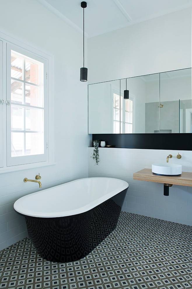 パースにある小さなコンテンポラリースタイルのおしゃれなマスターバスルーム (置き型浴槽、オープン型シャワー、白いタイル、セラミックタイル、白い壁、セラミックタイルの床、ベッセル式洗面器、木製洗面台、オープンシャワー) の写真