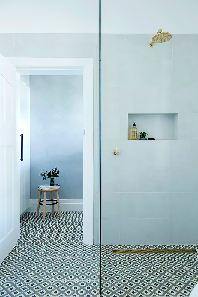 Exempel på ett litet modernt en-suite badrum, med ett fristående badkar, en öppen dusch, vit kakel, keramikplattor, vita väggar, klinkergolv i keramik, ett fristående handfat, träbänkskiva och med dusch som är öppen
