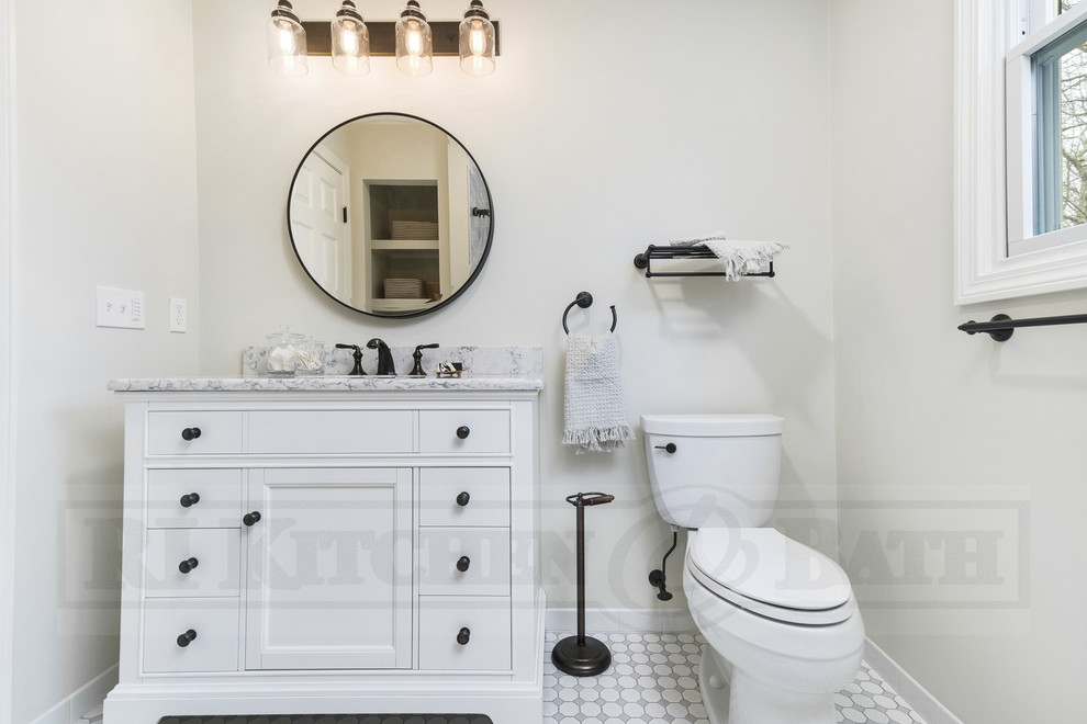 Пример оригинального дизайна: ванная комната в стиле неоклассика (современная классика) с белыми фасадами, ванной в нише, душем в нише, серой плиткой, керамической плиткой, полом из мозаичной плитки, врезной раковиной, столешницей из искусственного кварца и шторкой для ванной