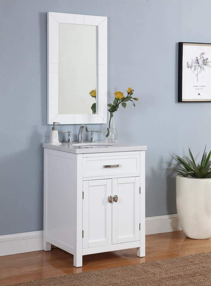 Foto de cuarto de baño de estilo de casa de campo con puertas de armario blancas y encimera de mármol