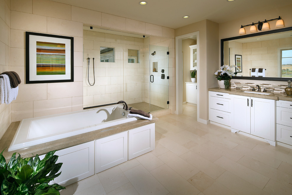 Idées déco pour une douche en alcôve principale avec un placard à porte plane, des portes de placard blanches, un bain bouillonnant et un mur beige.