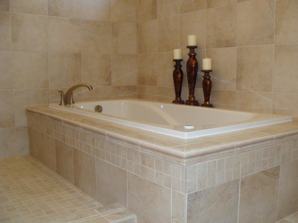 Exempel på ett mellanstort klassiskt badrum