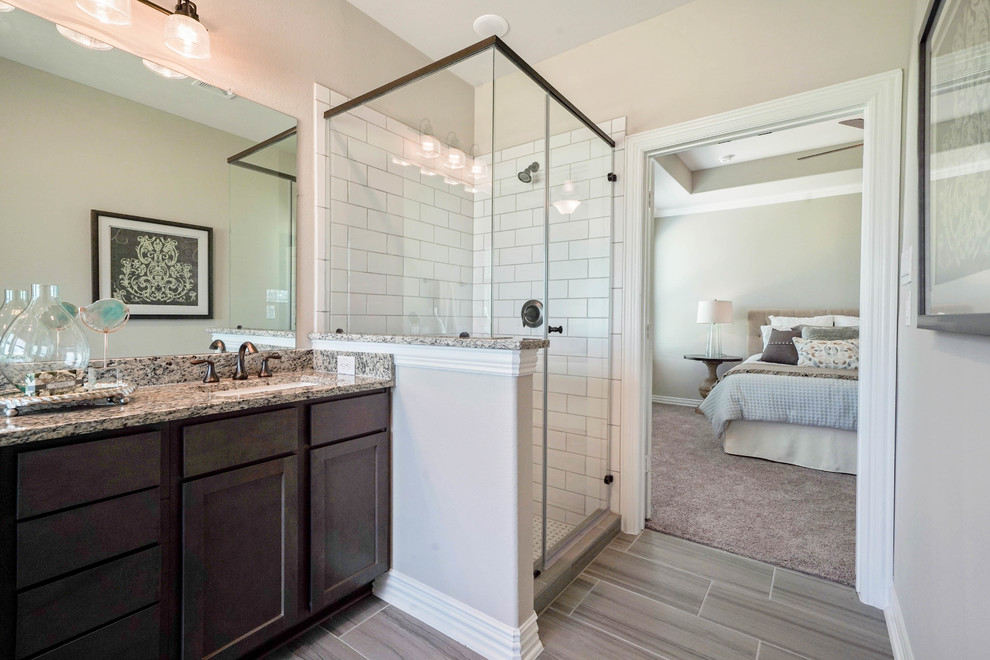 Immagine di una stanza da bagno padronale country con doccia ad angolo, pavimento con piastrelle in ceramica, top in granito e porta doccia a battente