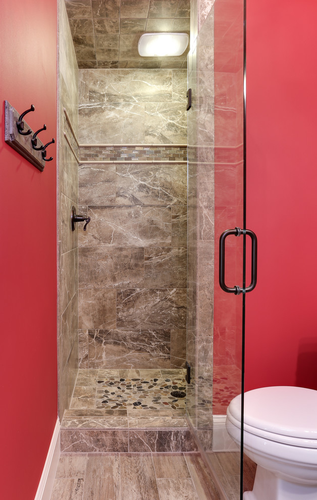 Inspiration pour une petite salle de bain traditionnelle avec une vasque, un placard avec porte à panneau surélevé, des portes de placard grises, un plan de toilette en granite, WC séparés, un carrelage beige, des carreaux de céramique, un mur rouge et un sol en carrelage de céramique.