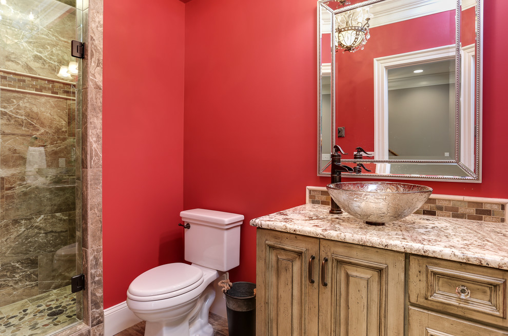 Bild på ett litet vintage badrum med dusch, med ett fristående handfat, luckor med upphöjd panel, grå skåp, granitbänkskiva, en dusch i en alkov, en toalettstol med separat cisternkåpa, beige kakel, keramikplattor, röda väggar och klinkergolv i keramik