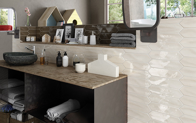 Esempio di una stanza da bagno design di medie dimensioni con ante lisce, ante bianche, piastrelle beige e piastrelle in ceramica