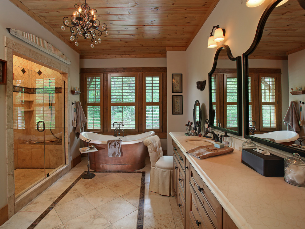 アトランタにある高級な広いトラディショナルスタイルのおしゃれなマスターバスルーム (置き型浴槽、アルコーブ型シャワー、ベージュのタイル、アンダーカウンター洗面器、ベージュの壁) の写真