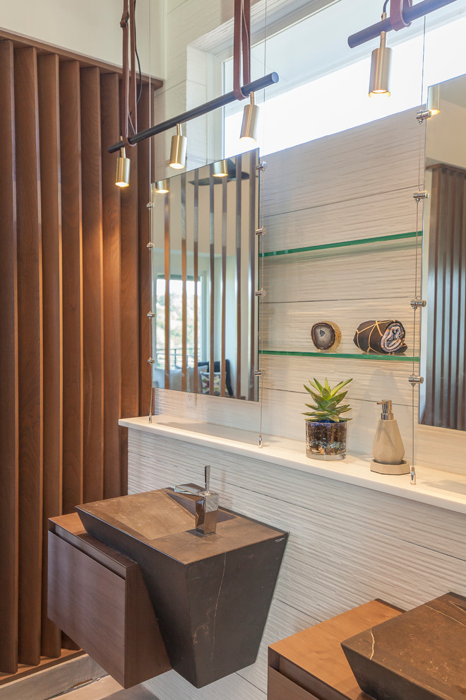 Idéer för ett mellanstort asiatiskt badrum, med öppna hyllor, vita väggar, betonggolv och ett väggmonterat handfat