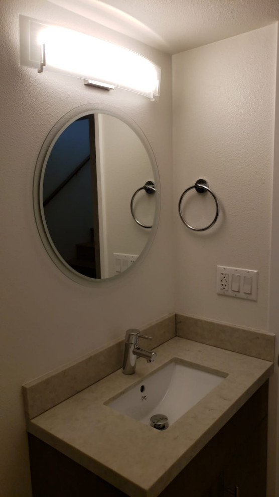 Idee per una stanza da bagno moderna di medie dimensioni con pareti beige e un lavabo