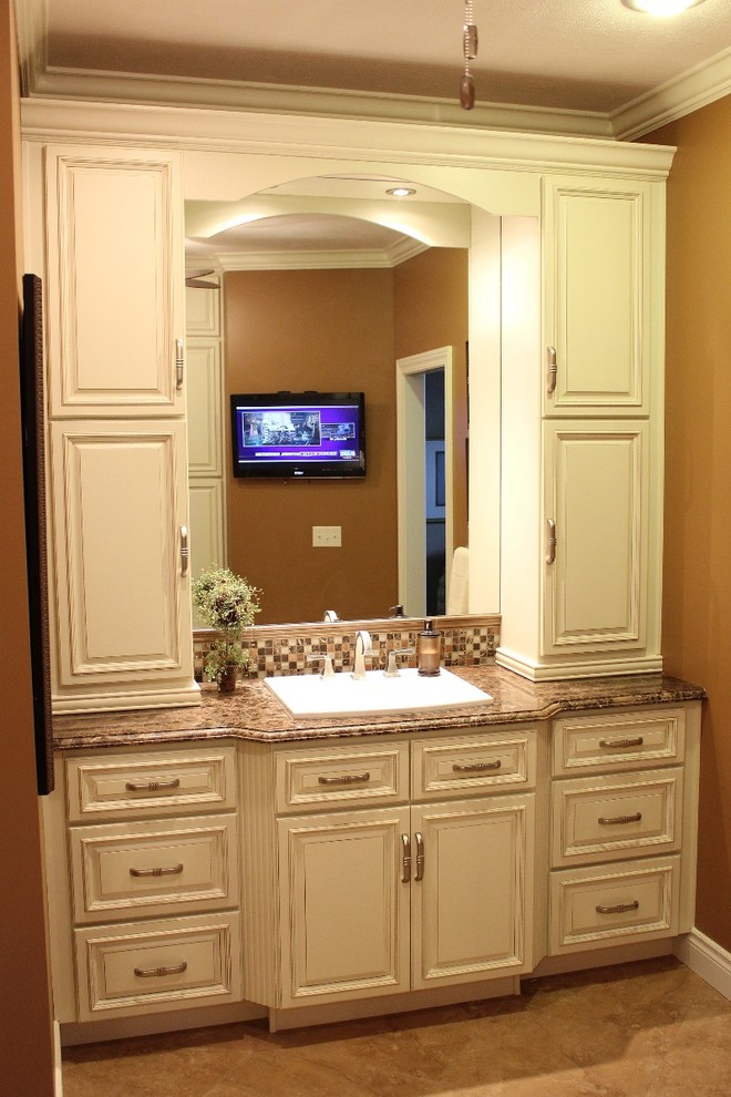 Foto på ett litet flerfärgad badrum med dusch, med luckor med upphöjd panel, vita skåp, flerfärgad kakel, mosaik, orange väggar, ett nedsänkt handfat och granitbänkskiva