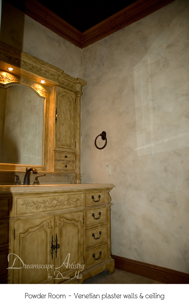 Ejemplo de cuarto de baño tradicional con paredes beige