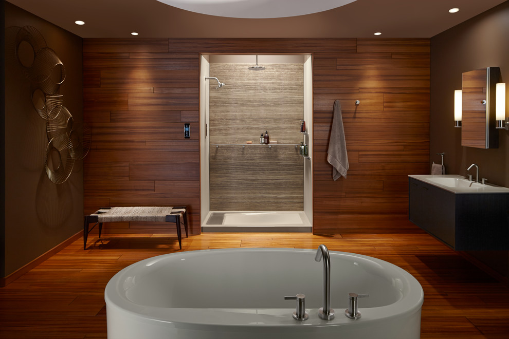 Idéer för ett modernt en-suite badrum, med släta luckor, skåp i mörkt trä, ett fristående badkar, en dusch i en alkov, vita väggar, mellanmörkt trägolv, ett integrerad handfat, bänkskiva i kvartsit, brunt golv och dusch med gångjärnsdörr