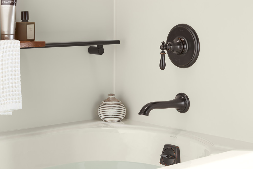 Inspiration för moderna en-suite badrum, med släta luckor, skåp i mörkt trä, ett fristående badkar, en dusch i en alkov, vita väggar, mellanmörkt trägolv, ett integrerad handfat, bänkskiva i kvartsit, brunt golv och dusch med gångjärnsdörr