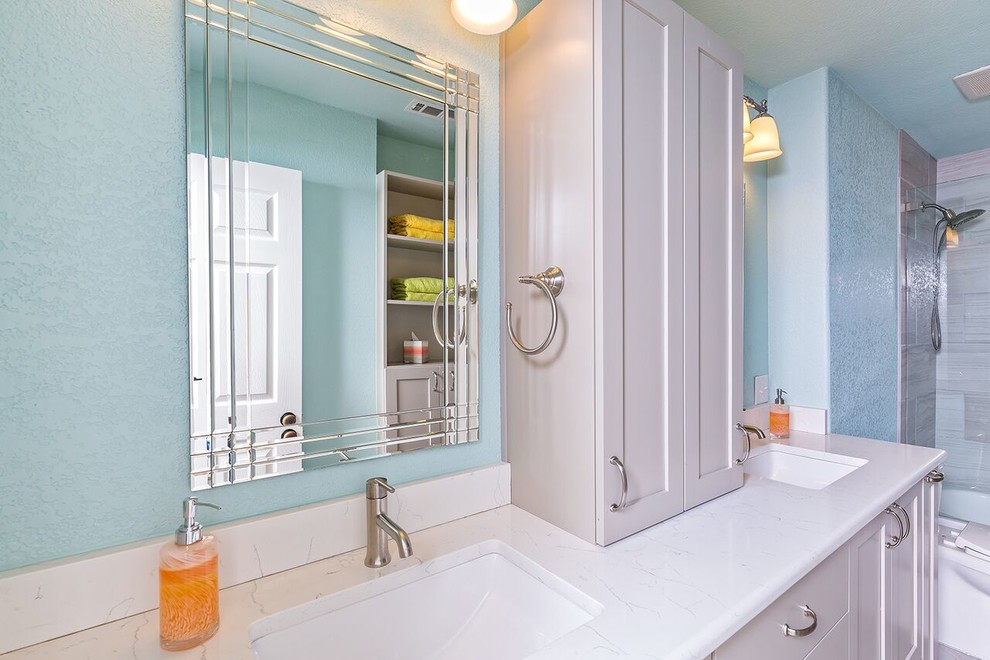 Ispirazione per una stanza da bagno classica con lavabo sottopiano, top in quarzo composito, vasca da incasso, vasca/doccia, piastrelle bianche e pareti marroni