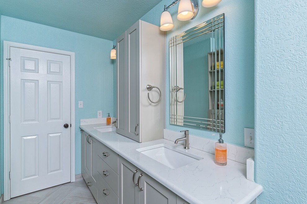 Cette image montre une salle de bain traditionnelle avec un lavabo encastré, un plan de toilette en quartz modifié, une baignoire posée, un combiné douche/baignoire, un carrelage blanc et un mur marron.