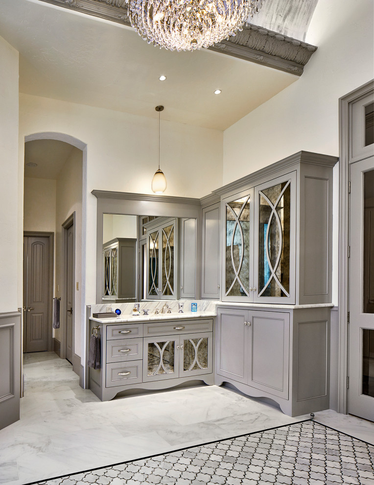 Bild på ett mycket stort vintage en-suite badrum, med marmorbänkskiva