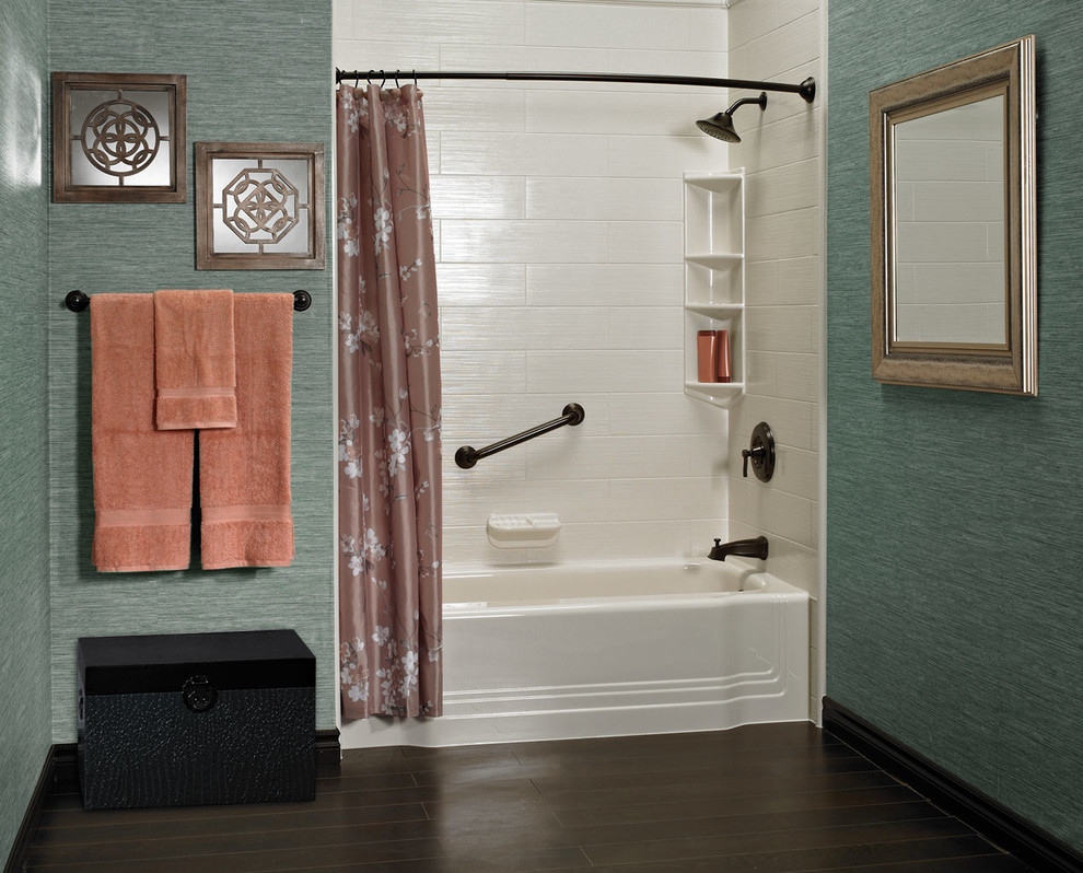 Inspiration för ett mellanstort vintage badrum, med en dusch/badkar-kombination, ett badkar i en alkov, vit kakel, keramikplattor, blå väggar, mörkt trägolv, brunt golv och dusch med duschdraperi