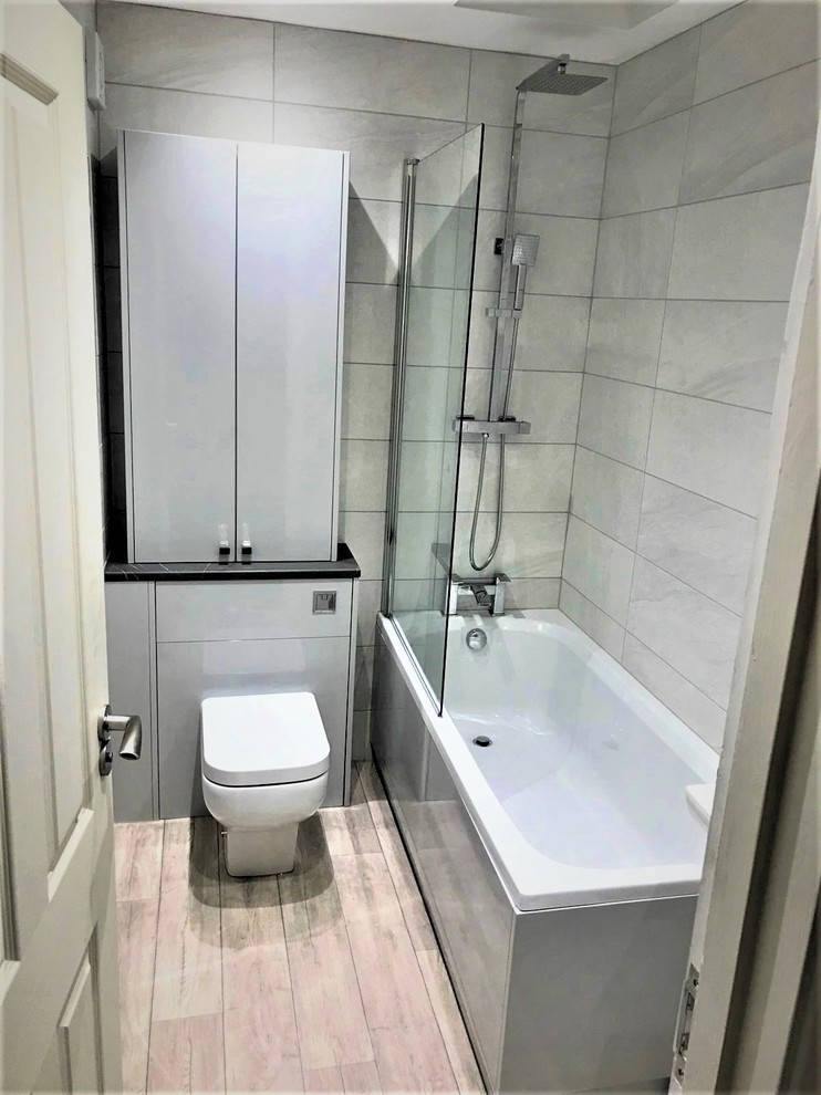 Immagine di una piccola stanza da bagno per bambini minimalista con ante lisce e ante grigie