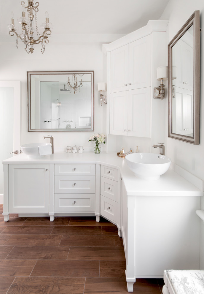 На фото: ванная комната в стиле неоклассика (современная классика) с настольной раковиной, плиткой под дерево и белыми фасадами с