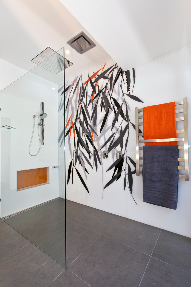 Immagine di una stanza da bagno design con piastrelle grigie, piastrelle in pietra, doccia alcova e pareti bianche