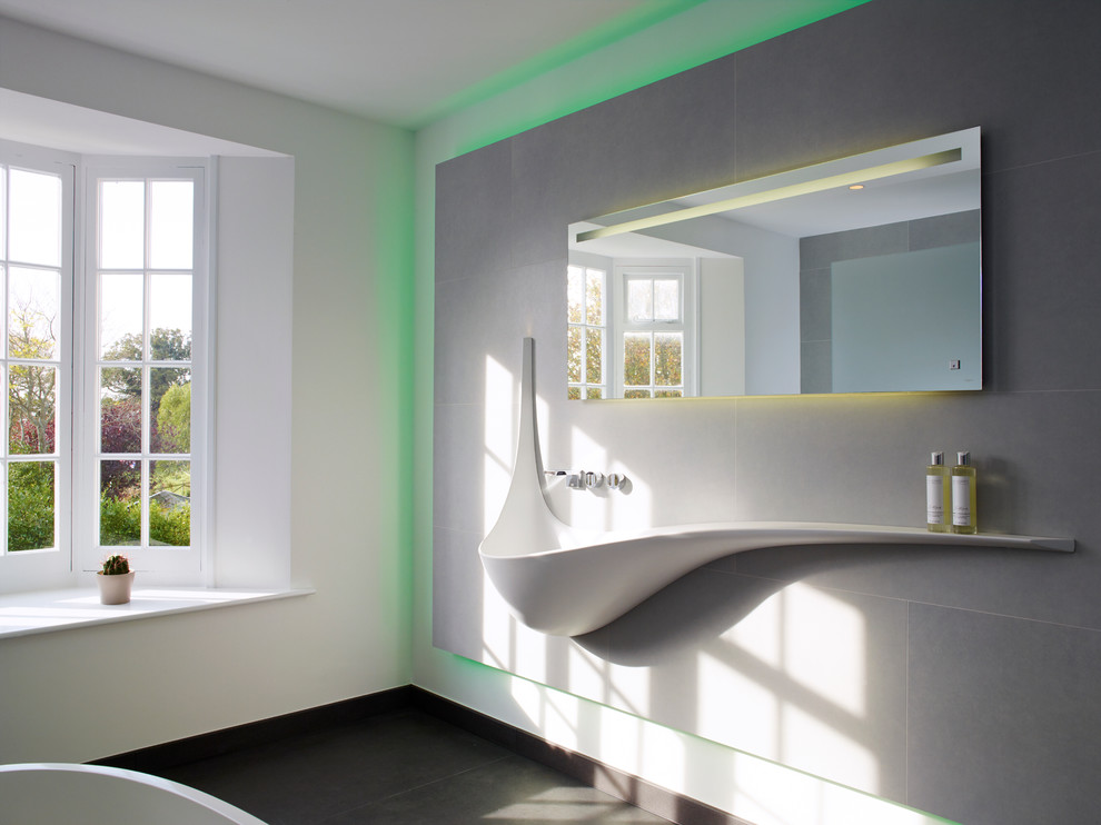 Immagine di una stanza da bagno padronale design di medie dimensioni con vasca freestanding, doccia aperta, piastrelle grigie e piastrelle in ceramica