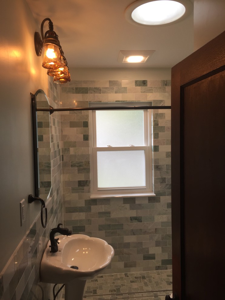 Idee per una piccola stanza da bagno con doccia boho chic con doccia aperta, piastrelle multicolore, pareti verdi, pavimento con piastrelle a mosaico, lavabo a colonna e WC monopezzo