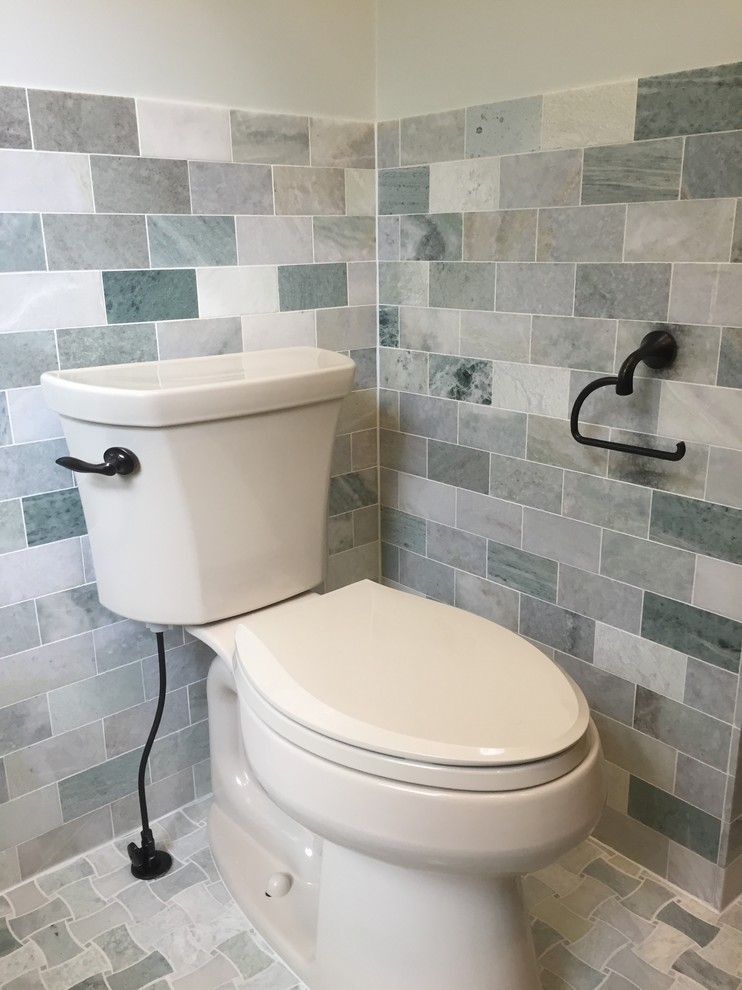 Immagine di una piccola stanza da bagno con doccia eclettica con doccia aperta, piastrelle multicolore, pareti verdi, pavimento con piastrelle a mosaico e lavabo a colonna