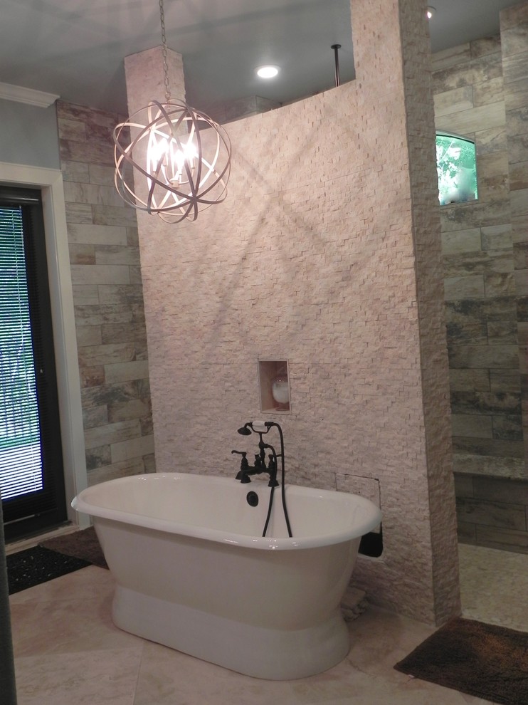Inredning av ett amerikanskt en-suite badrum, med ett fristående handfat, granitbänkskiva, ett fristående badkar, en öppen dusch, beige kakel, stenkakel, grå väggar och travertin golv