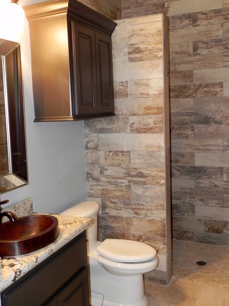 На фото: детская ванная комната в стиле кантри с настольной раковиной, столешницей из гранита, душем в нише, бежевой плиткой, каменной плиткой, серыми стенами и бетонным полом