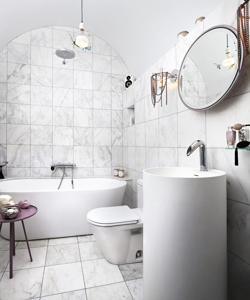 Foto di una stanza da bagno minimal con lavabo a colonna, vasca freestanding, vasca/doccia, WC monopezzo e piastrelle bianche
