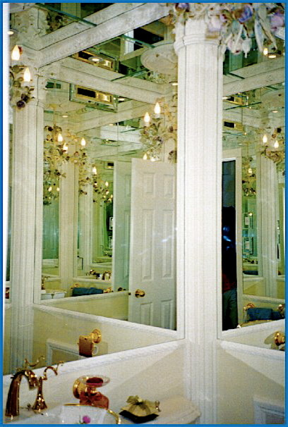 Ispirazione per una piccola stanza da bagno classica con lavabo a colonna e pareti gialle