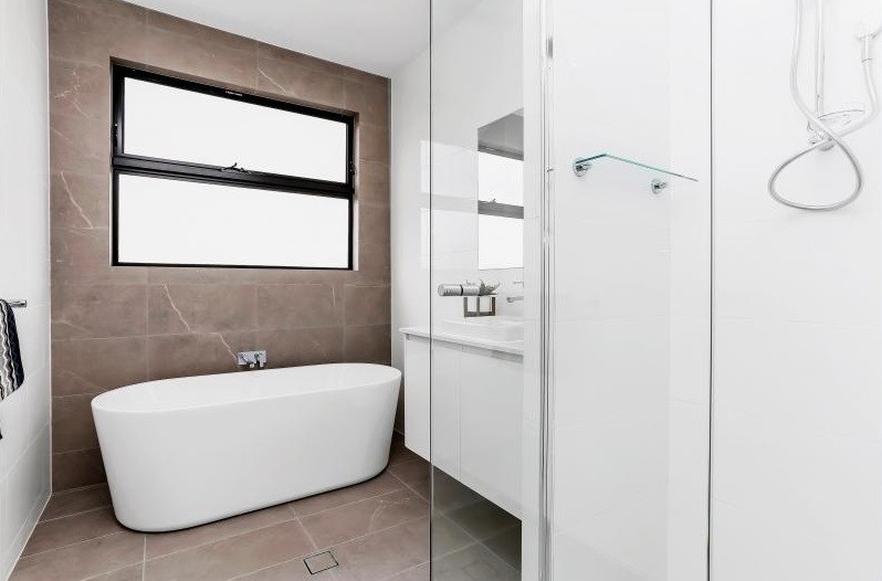 Inspiration för stora moderna badrum med dusch, med ett fristående badkar, en öppen dusch, vit kakel, porslinskakel, bruna väggar, klinkergolv i porslin, bänkskiva i kvartsit och brunt golv