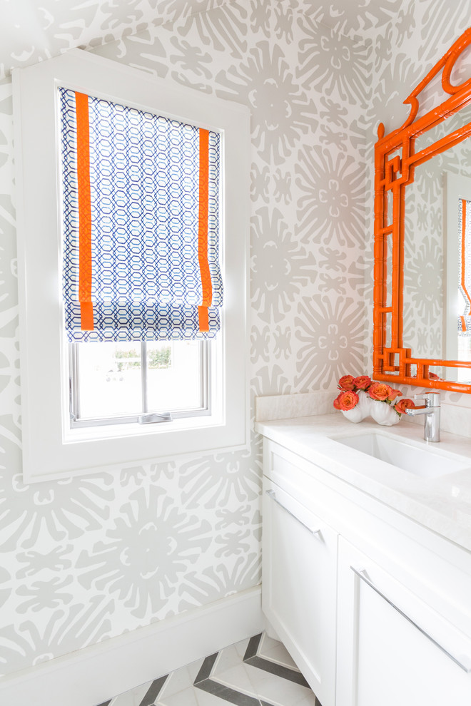 Стильный дизайн: ванная комната в стиле неоклассика (современная классика) с фасадами в стиле шейкер, белыми фасадами, серыми стенами и врезной раковиной - последний тренд