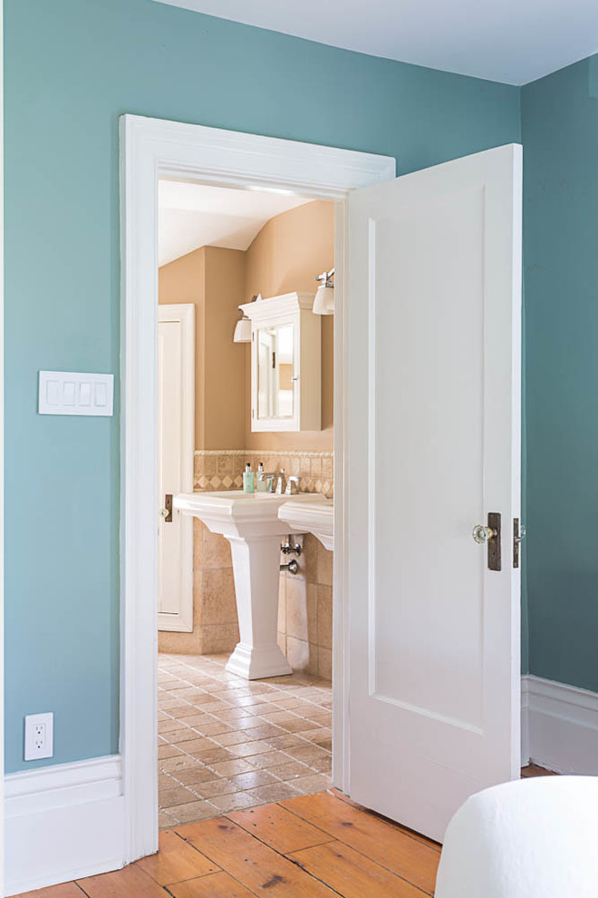 Mittelgroßes Klassisches Badezimmer En Suite mit oranger Wandfarbe, Keramikboden und Einbauwaschbecken in Toronto