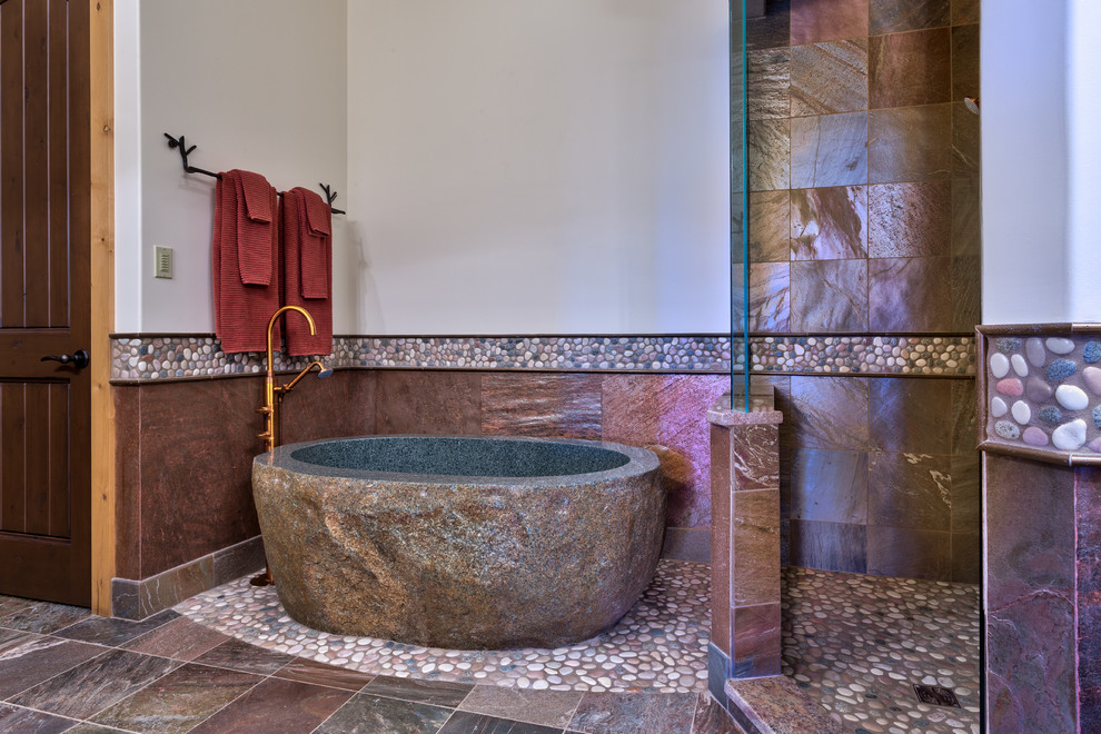 Modernes Badezimmer mit freistehender Badewanne, Kiesel-Bodenfliesen und Schieferfliesen in Sonstige