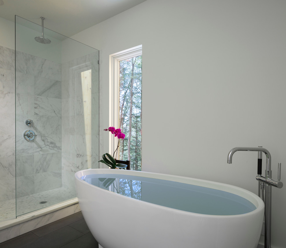 Idee per una stanza da bagno contemporanea con vasca freestanding