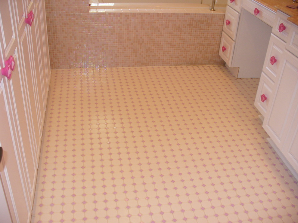 Ispirazione per una grande stanza da bagno per bambini classica con ante con bugna sagomata, ante bianche, top in granito, piastrelle multicolore e pareti rosa