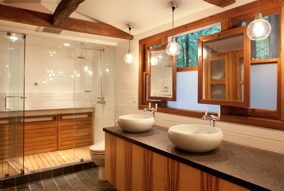 Esempio di una stanza da bagno stile rurale con lavabo a bacinella, ante lisce, ante in legno scuro, doccia alcova, piastrelle bianche e piastrelle diamantate