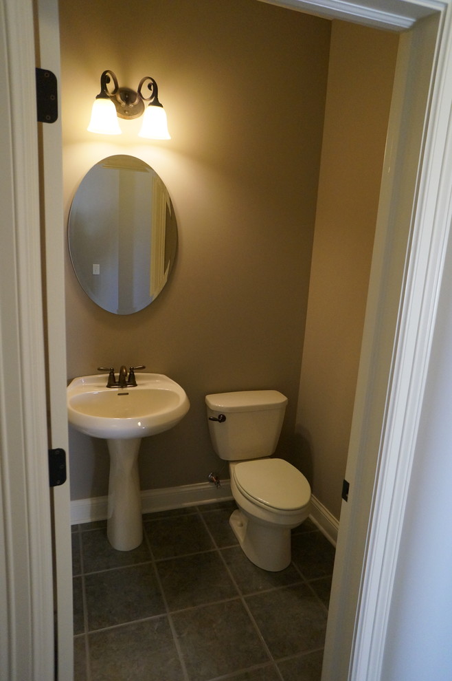 Foto di una stanza da bagno chic con lavabo a colonna, WC a due pezzi, piastrelle verdi e piastrelle in ceramica