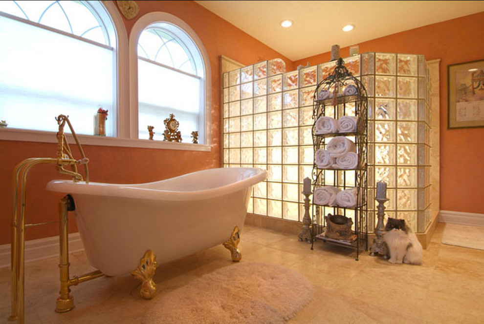 Klassisches Badezimmer En Suite mit offener Dusche, beigen Fliesen, Terrakottafliesen, rosa Wandfarbe, Terrakottaboden und Löwenfuß-Badewanne in Portland