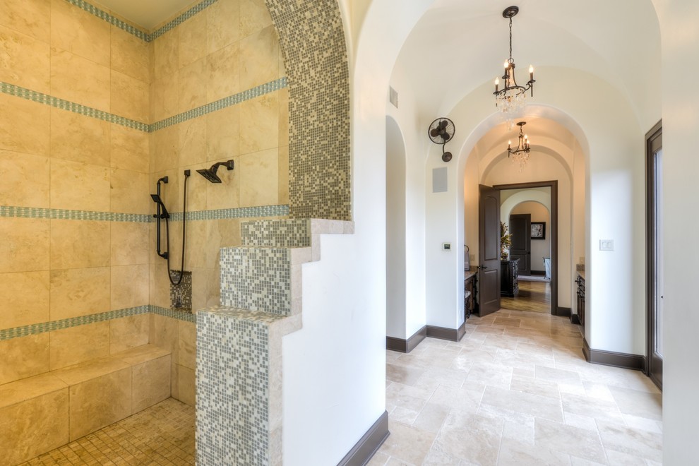 Großes Mediterranes Badezimmer En Suite mit hellbraunen Holzschränken, weißer Wandfarbe, Einbauwaschbecken und Mineralwerkstoff-Waschtisch in Austin